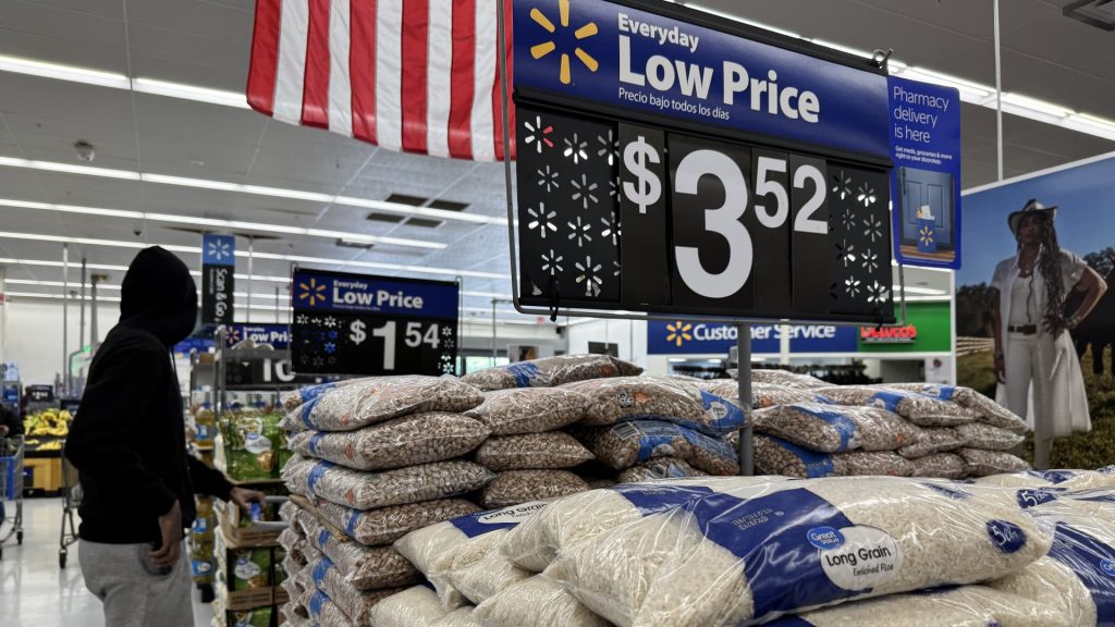 Walmart can absorb tariffs, fmr. U.S. CEO Simon questions price hikes