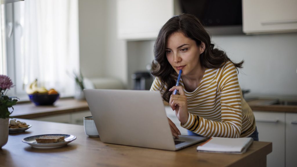 Cash can feel safe, ‘but it doesn’t grow your wealth,’ portfolio strategist says