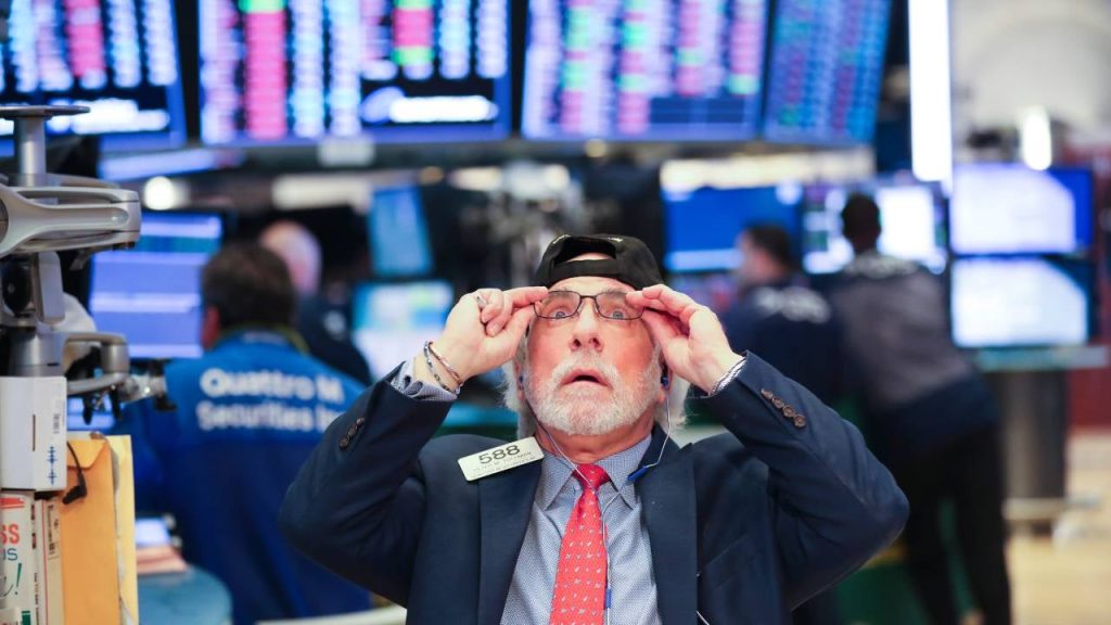 3 reasons to avoid panic selling stocks when markets are volatile