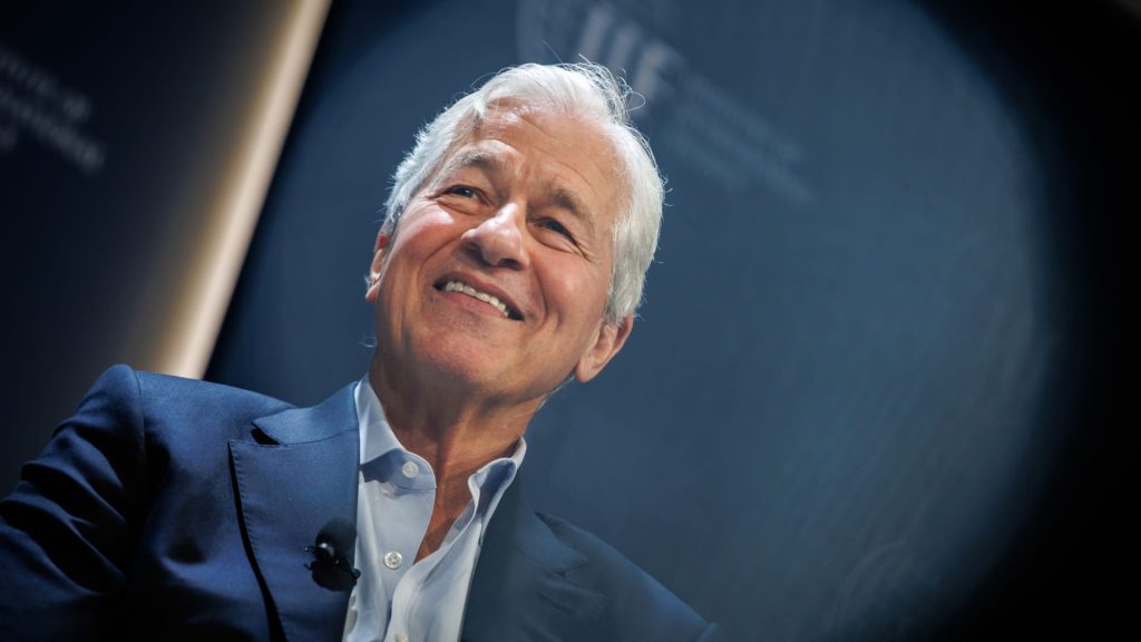 JPMorgan Chase reaches deal to become Apple credit card issuer, source says